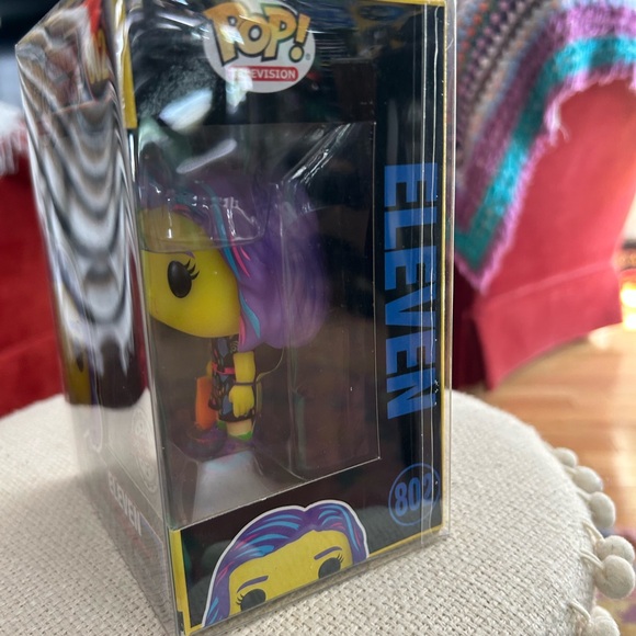 Funko Pop! Stranger Things - Eleven #802 Blacklight (Special Edition) - Picture 3 of 9